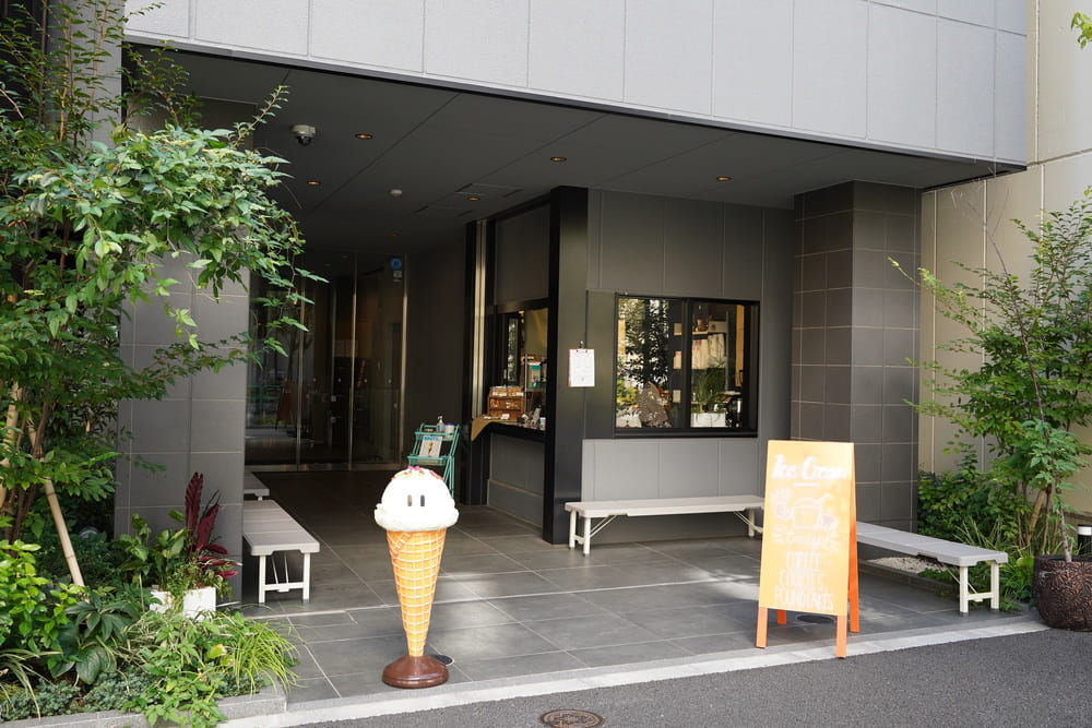 SR COFFEE & ICE CREAM JIMBOCHO（エスアール コーヒー&アイスクリームジンボウチョウ）の写真 1